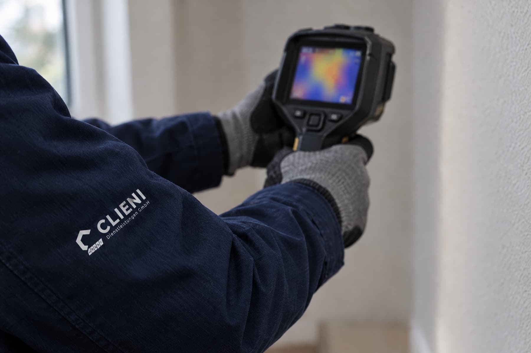 Wärmebildkamera im Einsatz bei der Leckortung an einer Innenwand in Berlin